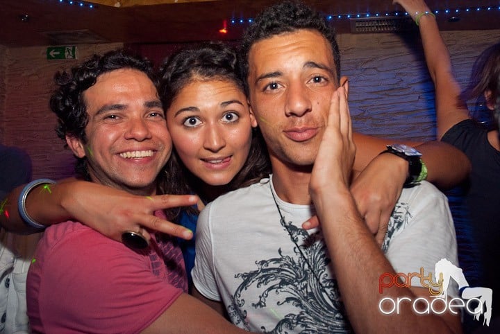 Petrecerea continuă în Downtown, 