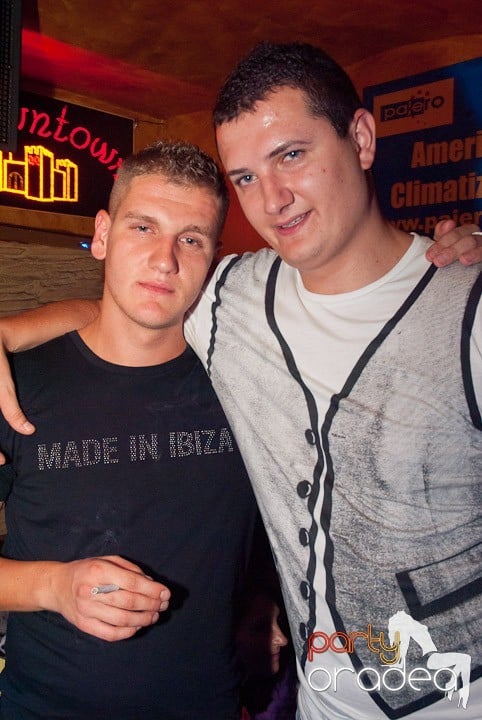 Petrecerea continuă în Downtown, 