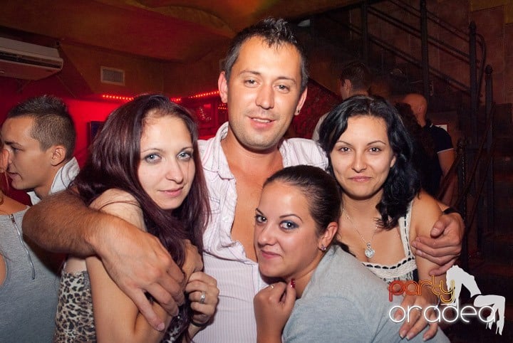 Petrecerea continuă în Downtown, 