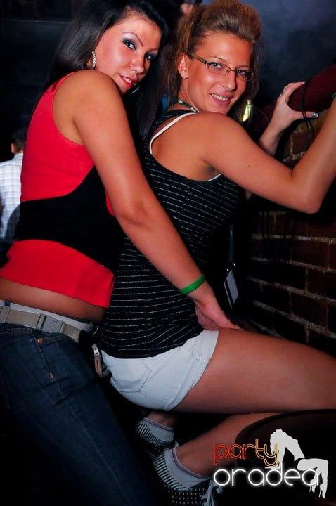 Petrecerea continuă şi în timpul şcolii, 