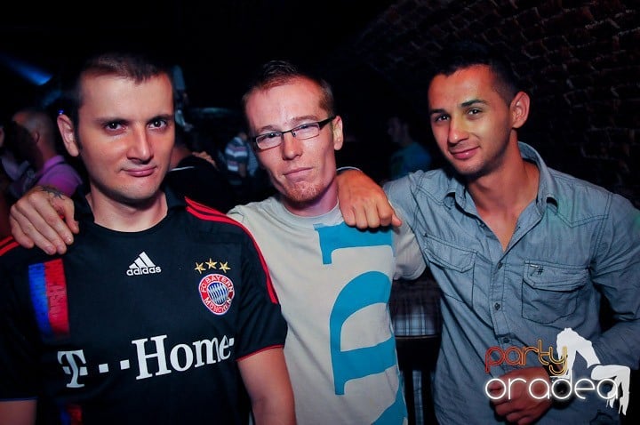 Petrecerea continuă şi în timpul şcolii, 