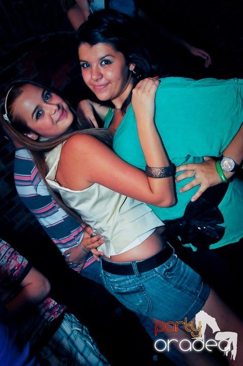 Petrecerea continuă şi în timpul şcolii, 