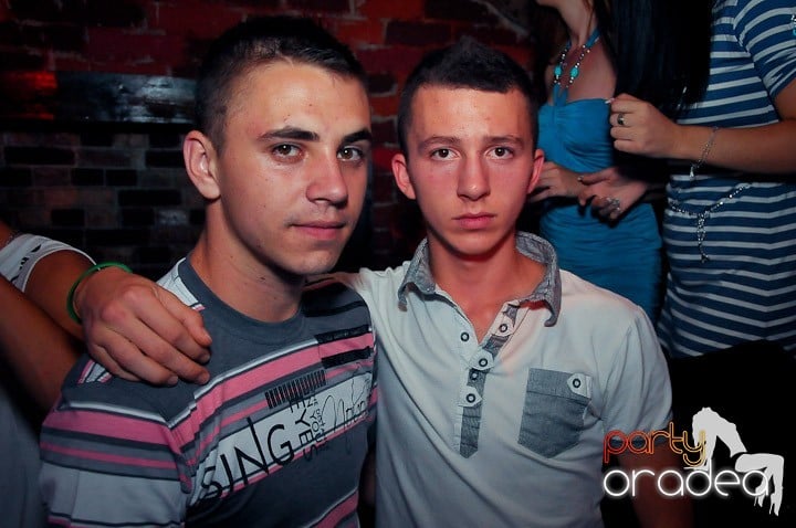 Petrecerea continuă şi în timpul şcolii, 