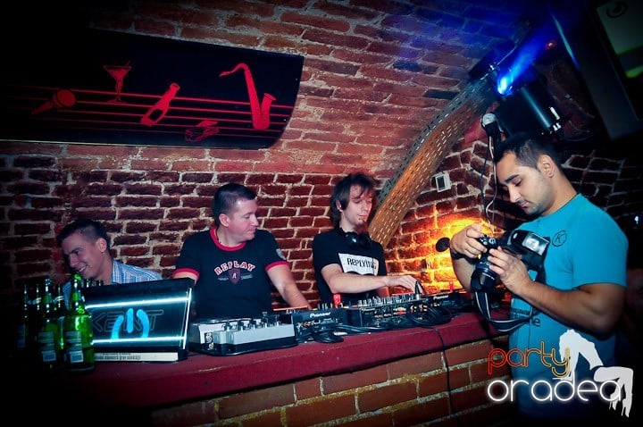 Petrecerea continuă şi în timpul şcolii, 