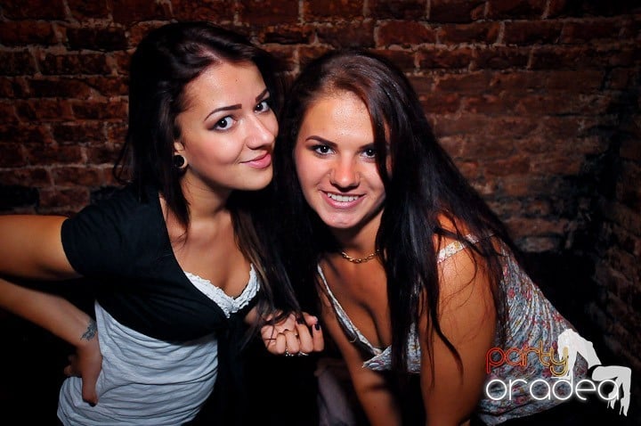 Petrecerea continuă şi în timpul şcolii, 