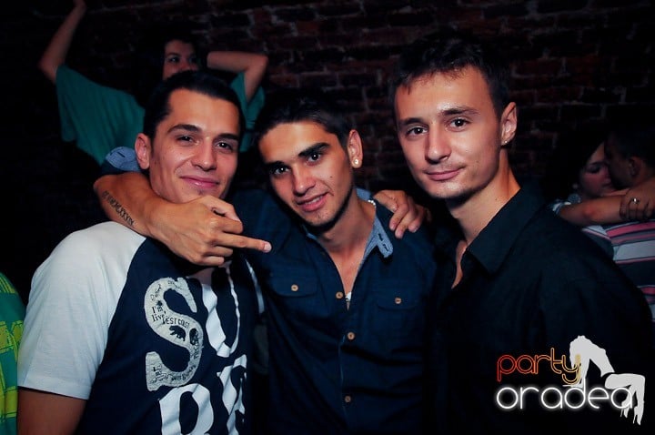 Petrecerea continuă şi în timpul şcolii, 