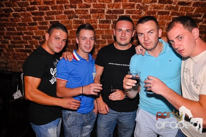 Petrecerea de joi seara din Escape, 