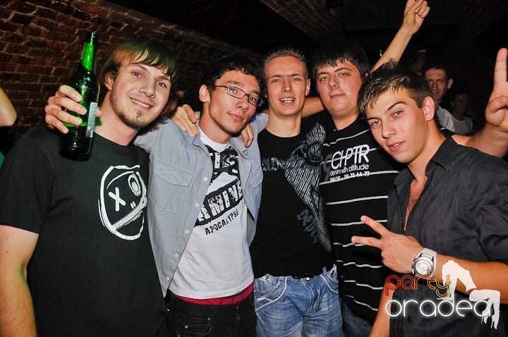 Petrecerea de joi seara din Escape, 