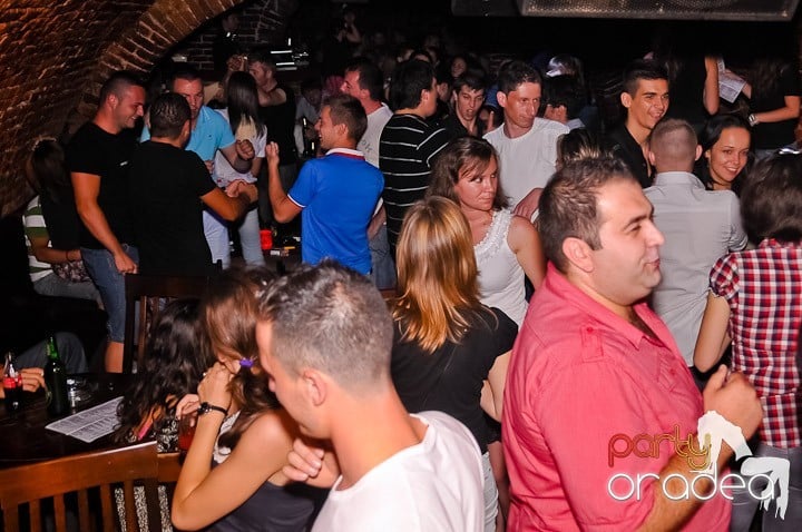 Petrecerea de joi seara din Escape, 