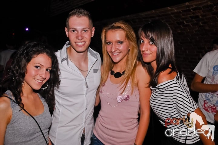 Petrecerea de joi seara din Escape, 