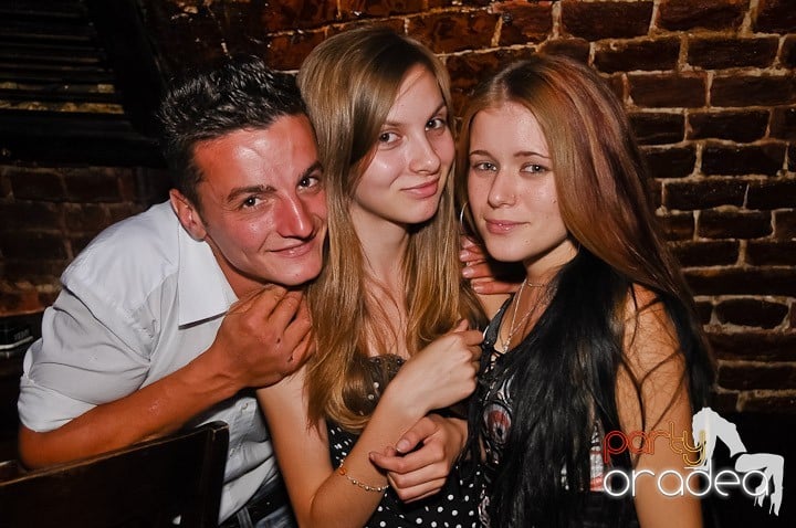 Petrecerea de joi seara din Escape, 