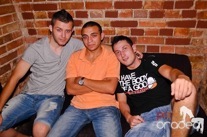 Petrecerea de joi seara din Escape, 