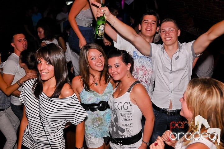 Petrecerea de joi seara din Escape, 