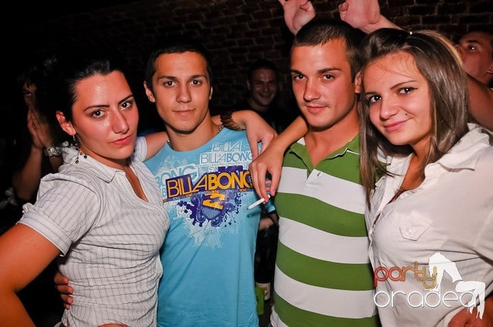 Petrecerea de joi seara din Escape, 