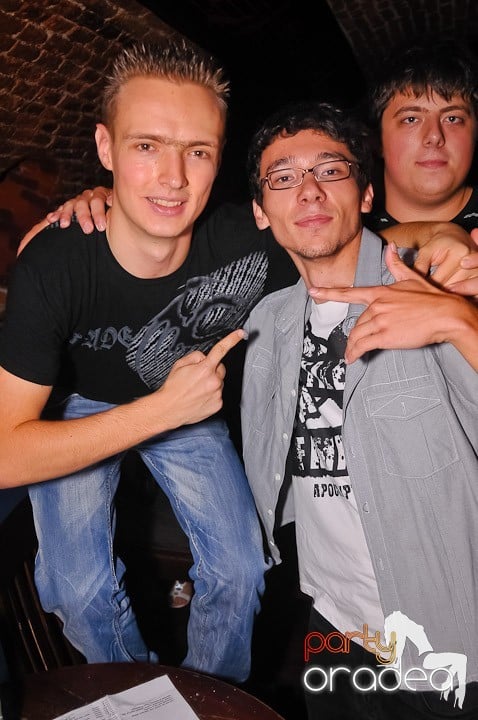 Petrecerea de joi seara din Escape, 