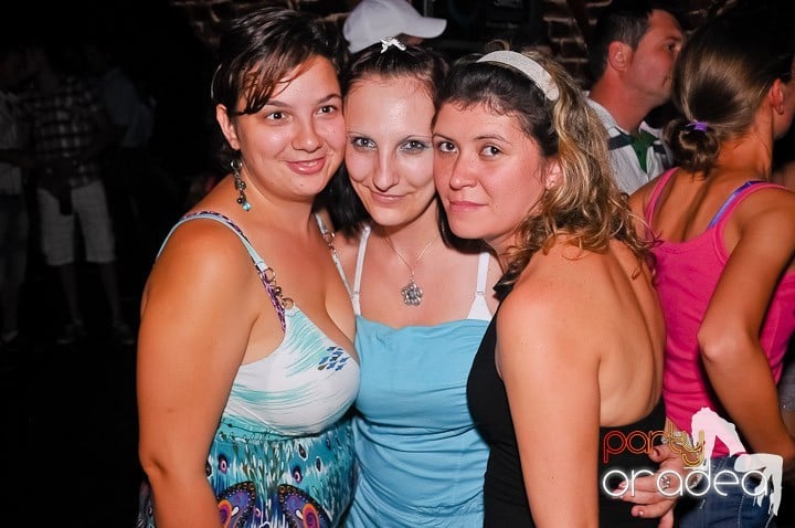 Petrecerea de joi seara din Escape, 