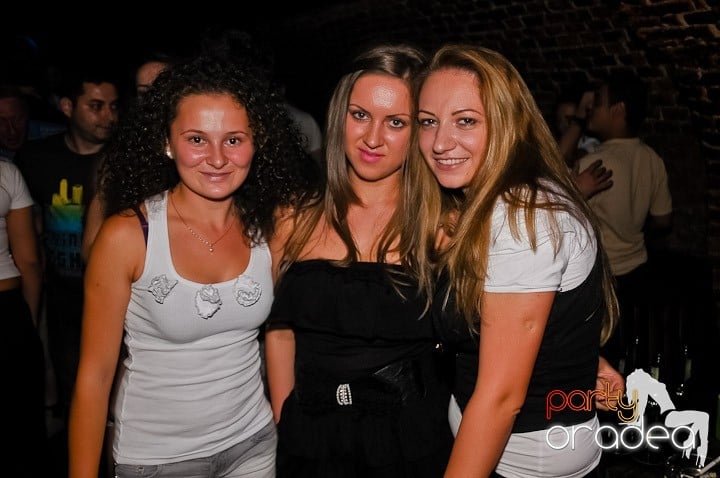 Petrecerea de joi seara din Escape, 