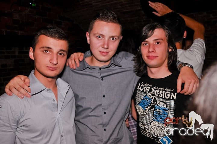 Petrecerea de joi seara din Escape, 