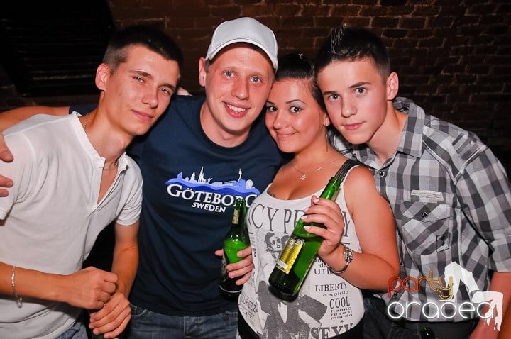 Petrecerea de joi seara din Escape, 