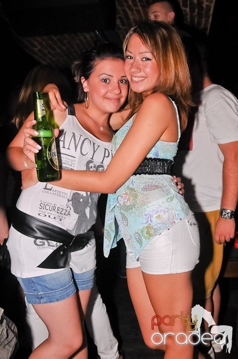 Petrecerea de joi seara din Escape, 