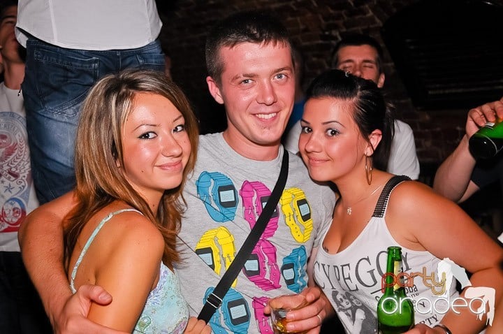 Petrecerea de joi seara din Escape, 