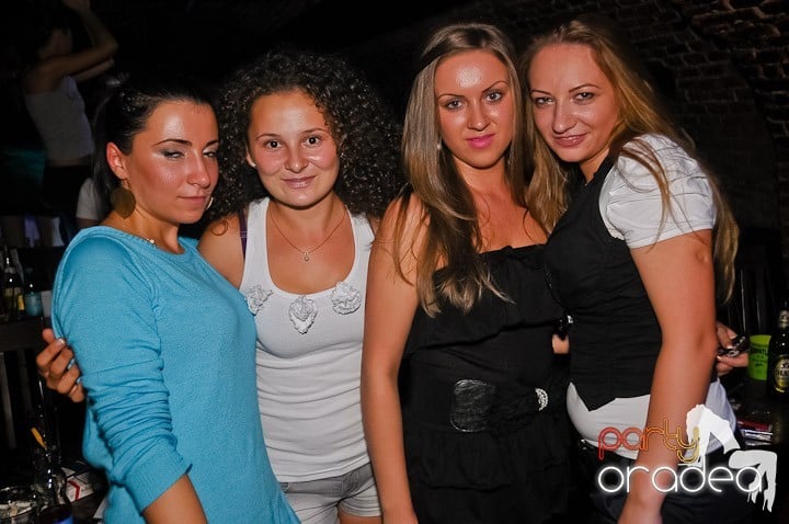 Petrecerea de joi seara din Escape, 