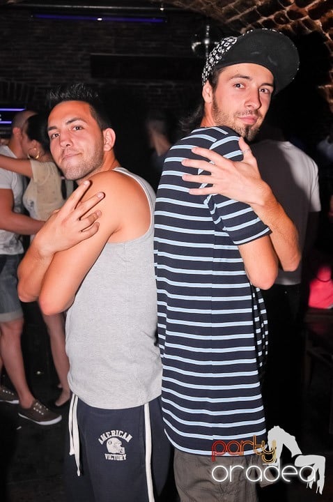 Petrecerea de joi seara din Escape, 