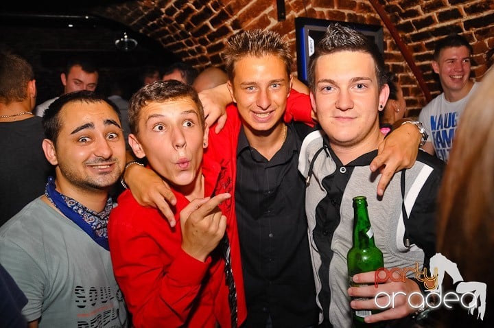 Petrecerea de marţi în Club Escape, 