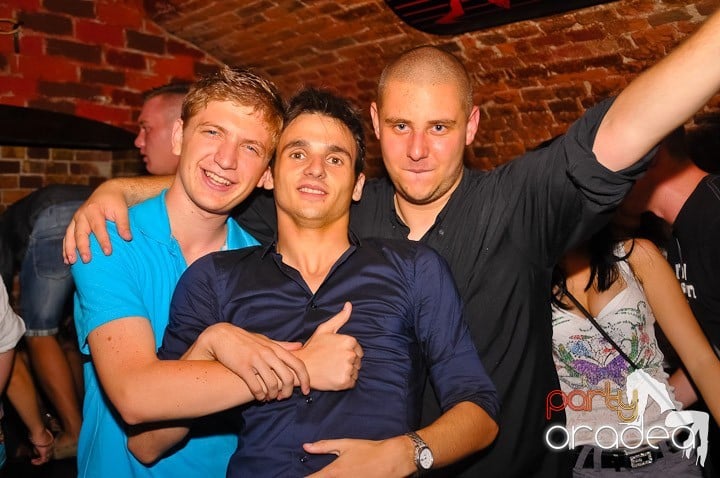 Petrecerea de marţi în Club Escape, 