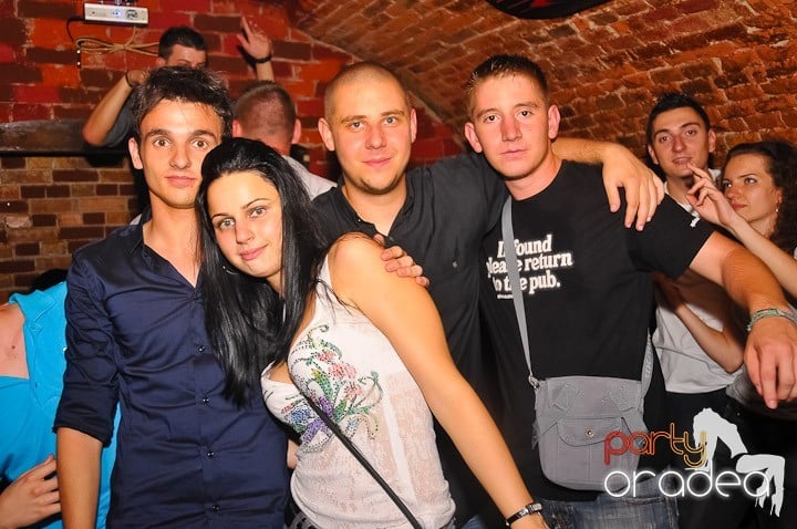 Petrecerea de marţi în Club Escape, 