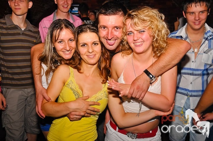 Petrecerea de marţi în Club Escape, 