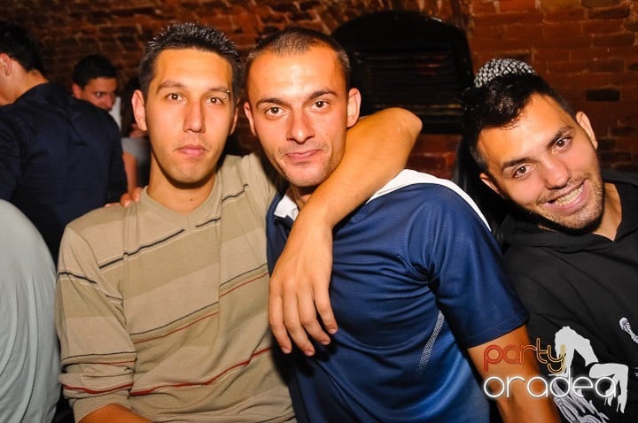 Petrecerea de marţi în Club Escape, 