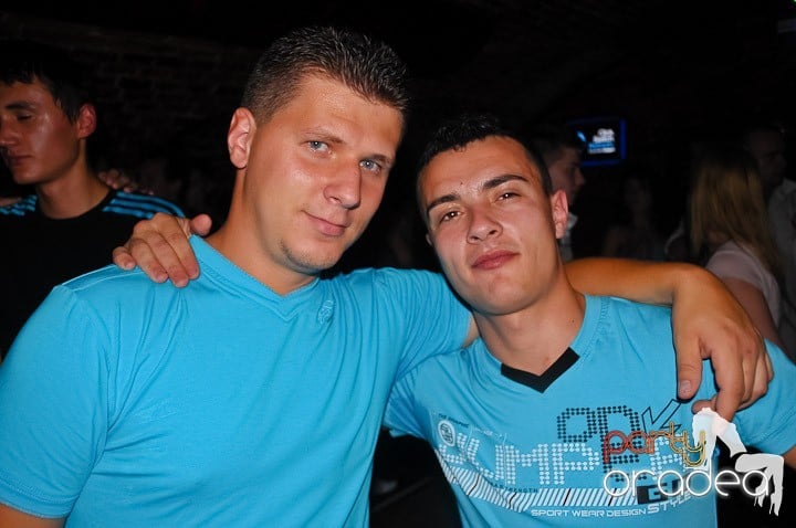 Petrecerea de marţi în Club Escape, 