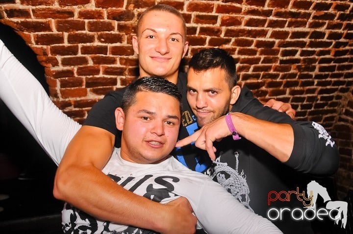 Petrecerea de marţi în Club Escape, 