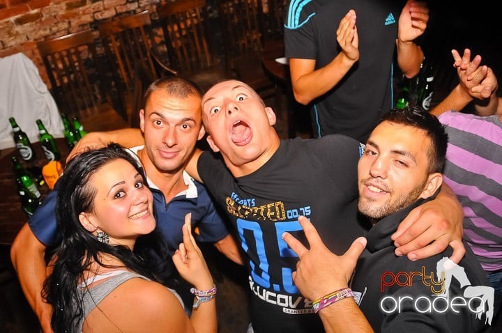 Petrecerea de marţi în Club Escape, 