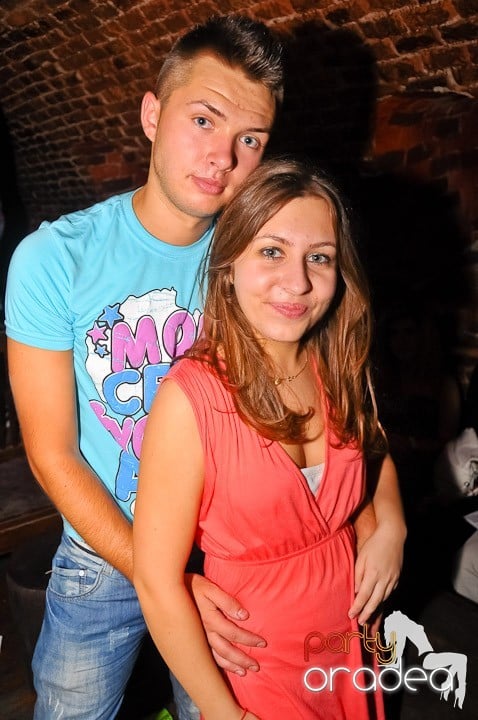 Petrecerea de marţi în Club Escape, 