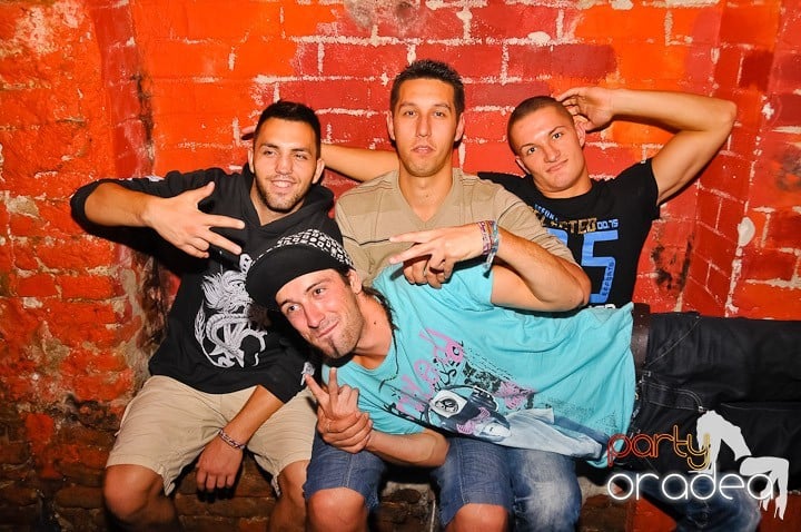 Petrecerea de marţi în Club Escape, 