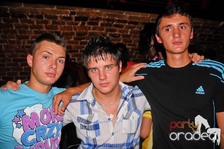 Petrecerea de marţi în Club Escape, 