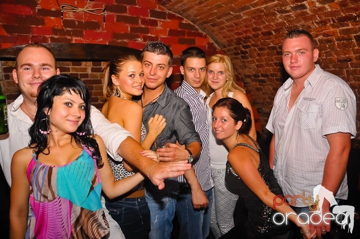 Petrecerea de marţi în Club Escape, 