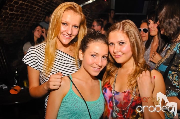 Petrecerea de marţi în Club Escape, 