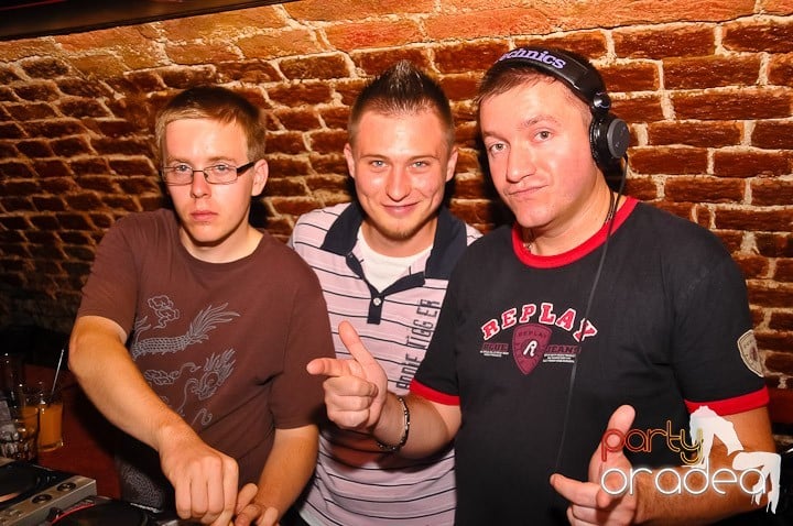 Petrecerea de marţi în Club Escape, 