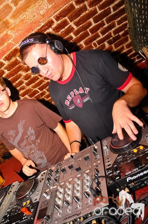 Petrecerea de marţi în Club Escape, 