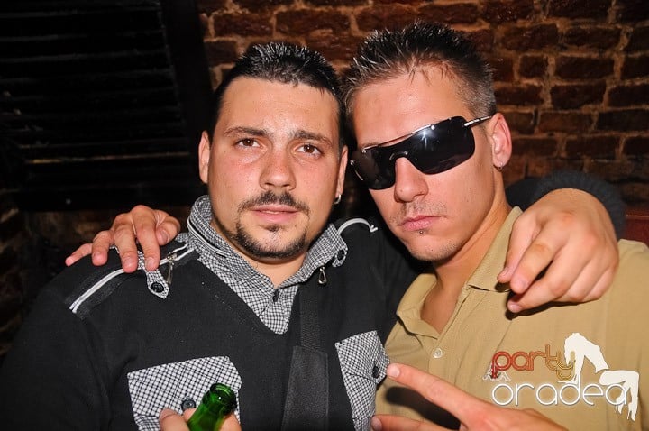 Petrecerea de marţi în Club Escape, 