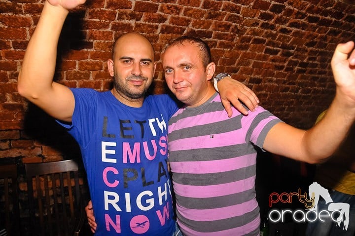 Petrecerea de marţi în Club Escape, 