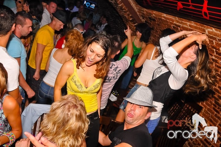 Petrecerea de marţi în Club Escape, 