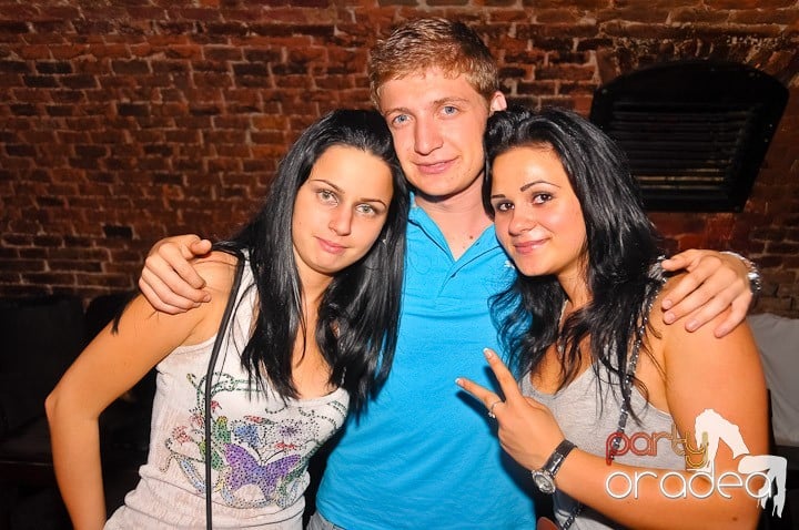 Petrecerea de marţi în Club Escape, 