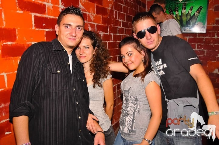 Petrecerea de marţi în Club Escape, 