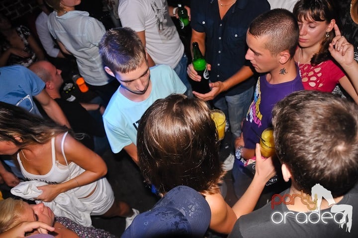 Petrecerea de marţi în Club Escape, 