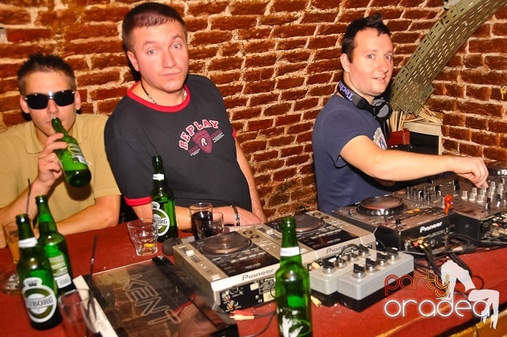 Petrecerea de marţi în Club Escape, 