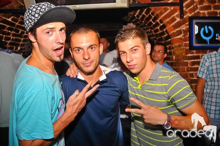 Petrecerea de marţi în Club Escape, 